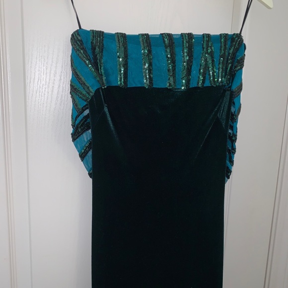 Emerald Velvet Dress - Picture 7 of 12